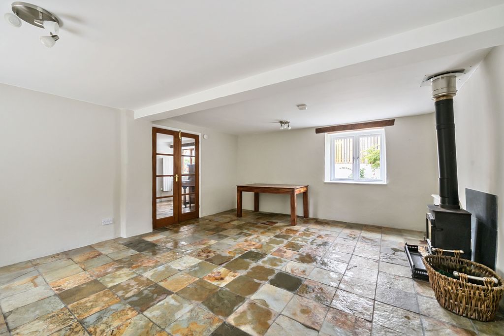 Property photo 3 of 28 Broomsmead