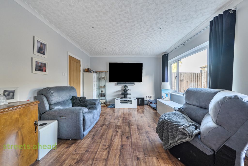Property photo 2 of 17 5A03Fe2B-Acd7-4A1...