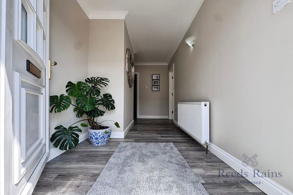 Property photo 2 of 22 Entrance Hall