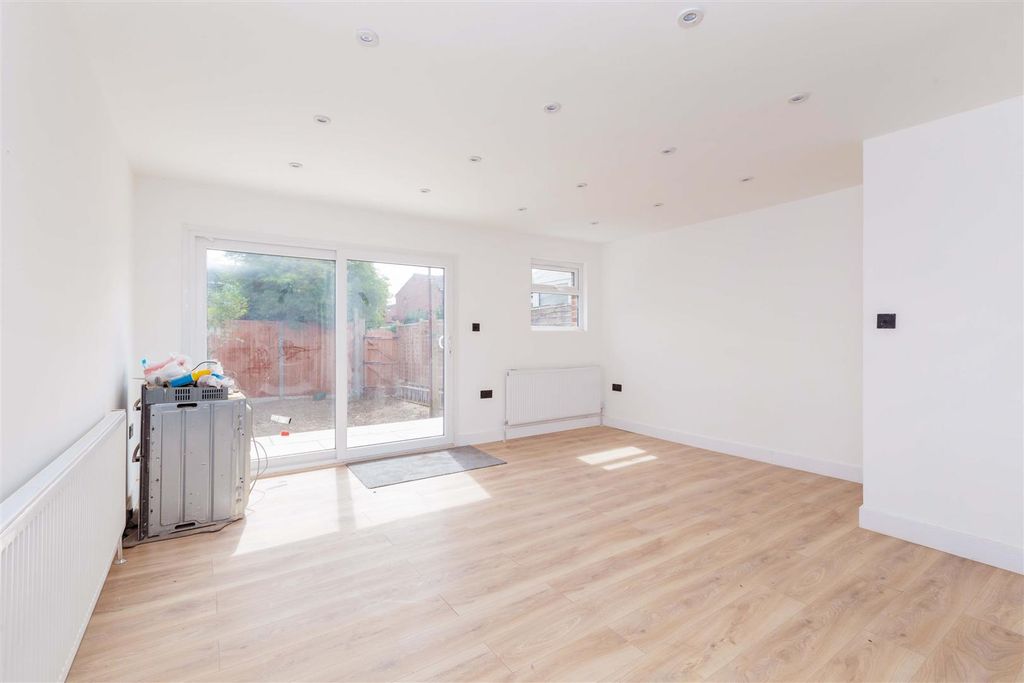 Property photo 2 of 13 17 Stour Close-8.Jpg