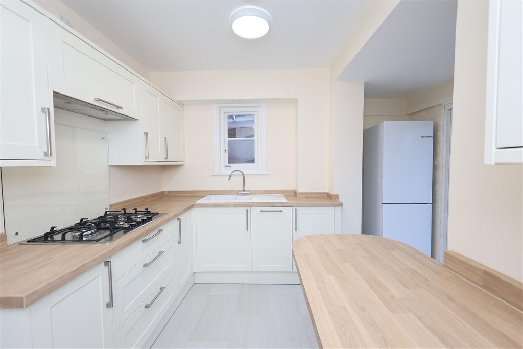 Property photo 3 of 31 Kitchen