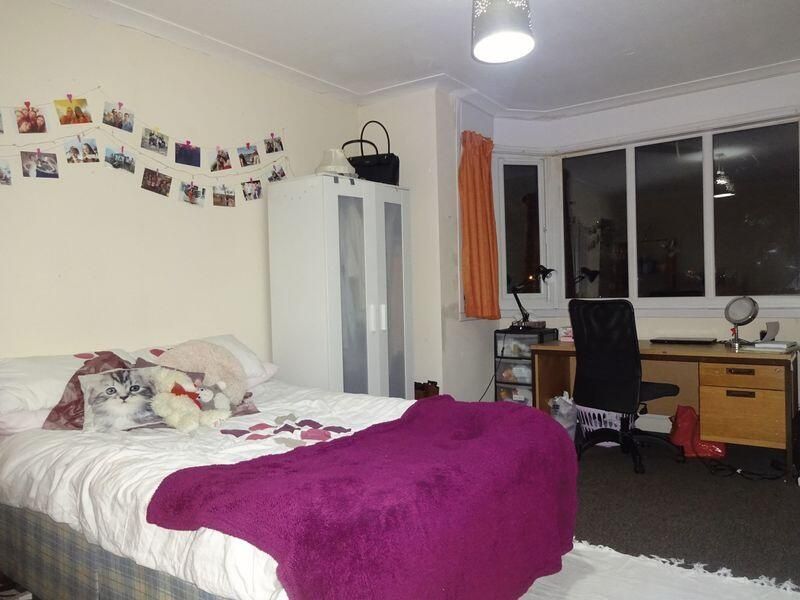 Property photo 3 of 7 A Spacious And Well-Maintained Master Bedroom Feat...