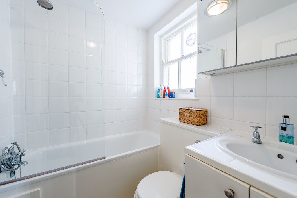 Property photo 3 of 9 Bathroom 2