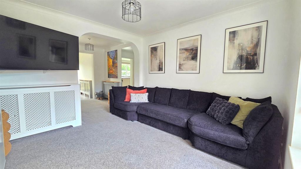 Property photo 2 of 11 Lounge