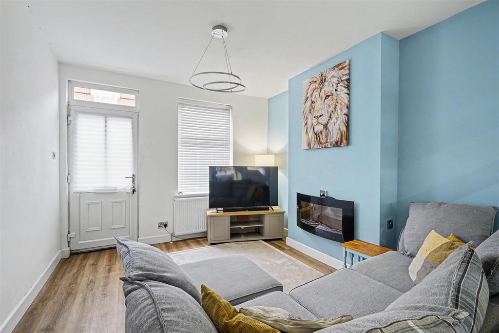 Property photo 2 of 16 Lounge