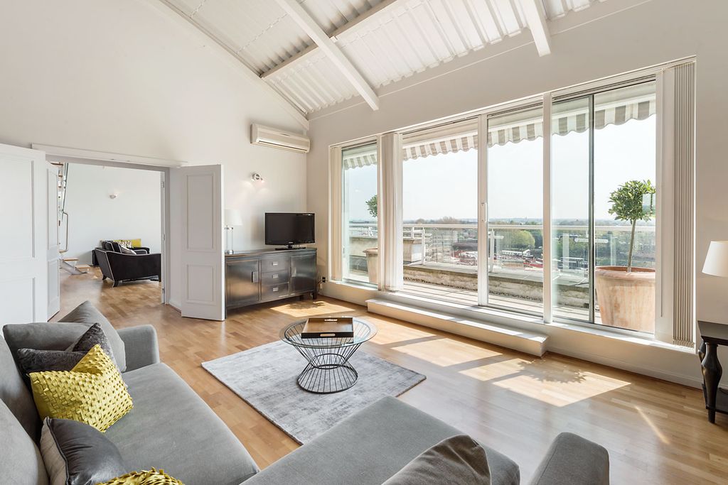 Property photo 3 of 10 Reception