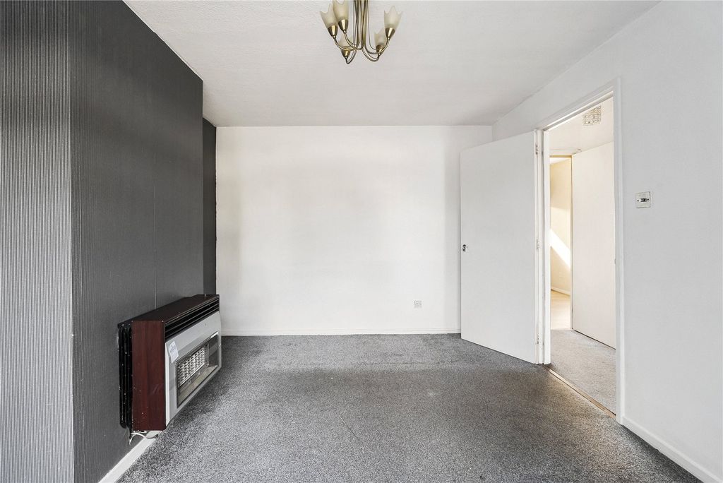 Property photo 3 of 17 Stornoway Crescent