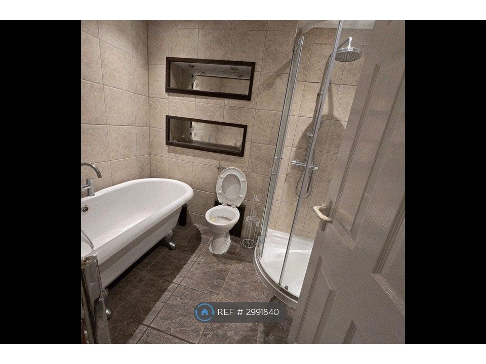 Property photo 2 of 9 Toilet And Bathroom