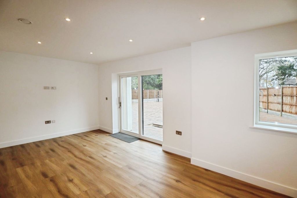 Property photo 2 of 10 Pbox-Img.Jpg