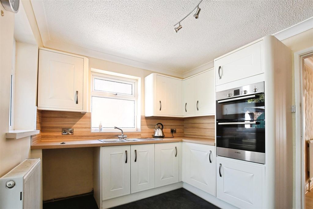 Property photo 3 of 21 Fitted Kitchen