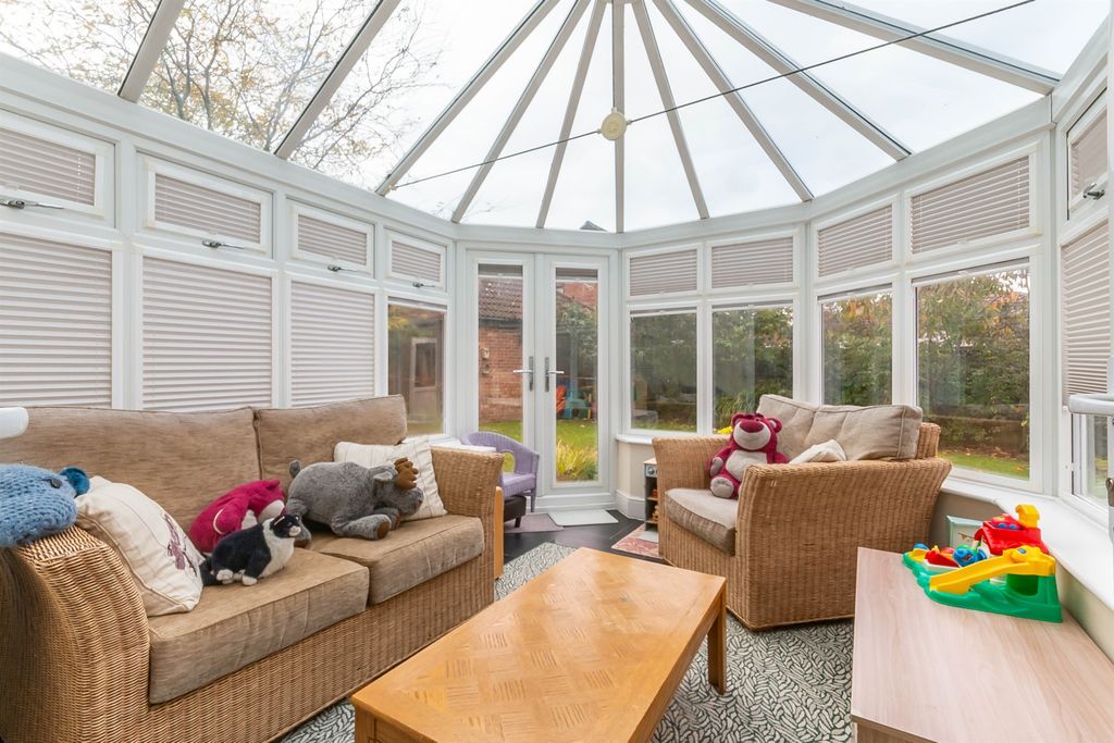 Property photo 3 of 18 Conservatory