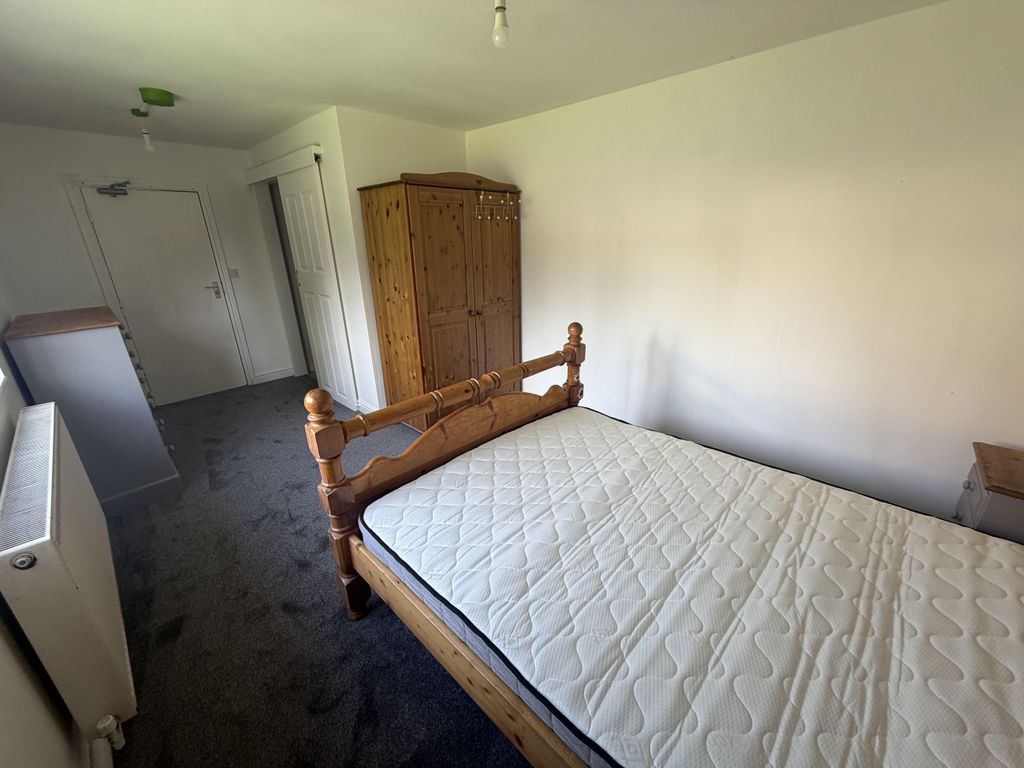 Property photo 3 of 11 Room 4 (2)