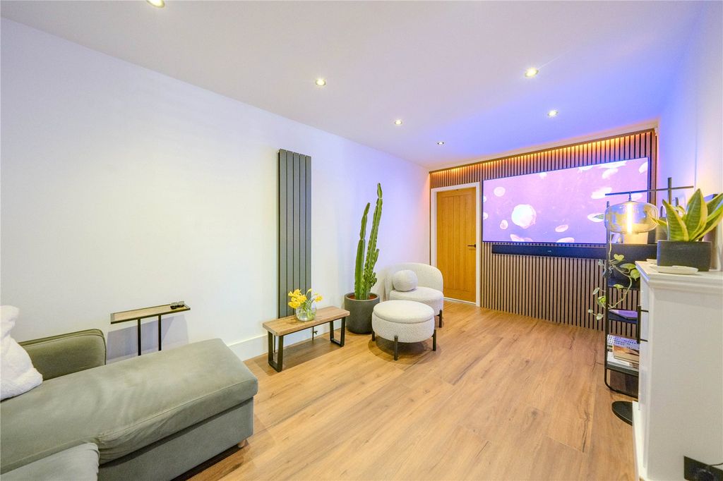 Property photo 2 of 15 Lounge