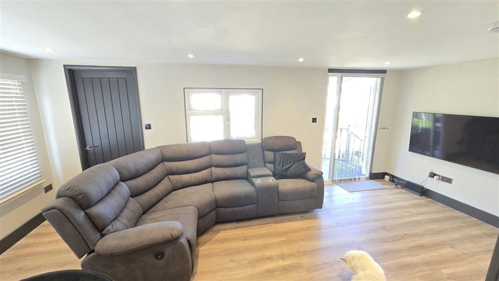 Property photo 3 of 14 Lounge