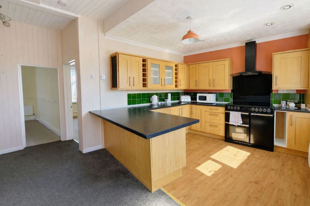 Property photo 2 of 11 Kitchen
