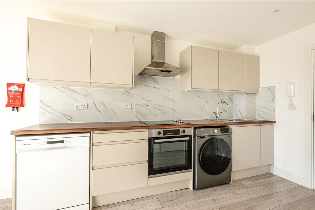 Property photo 3 of 8 Kitchen