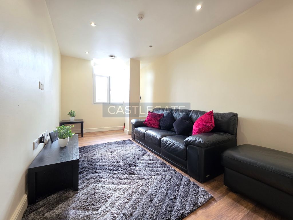 Property photo 2 of 13 Westgate Apartments, Room 6, Temple Close, Huddersfield, HD1 1Ab (2)