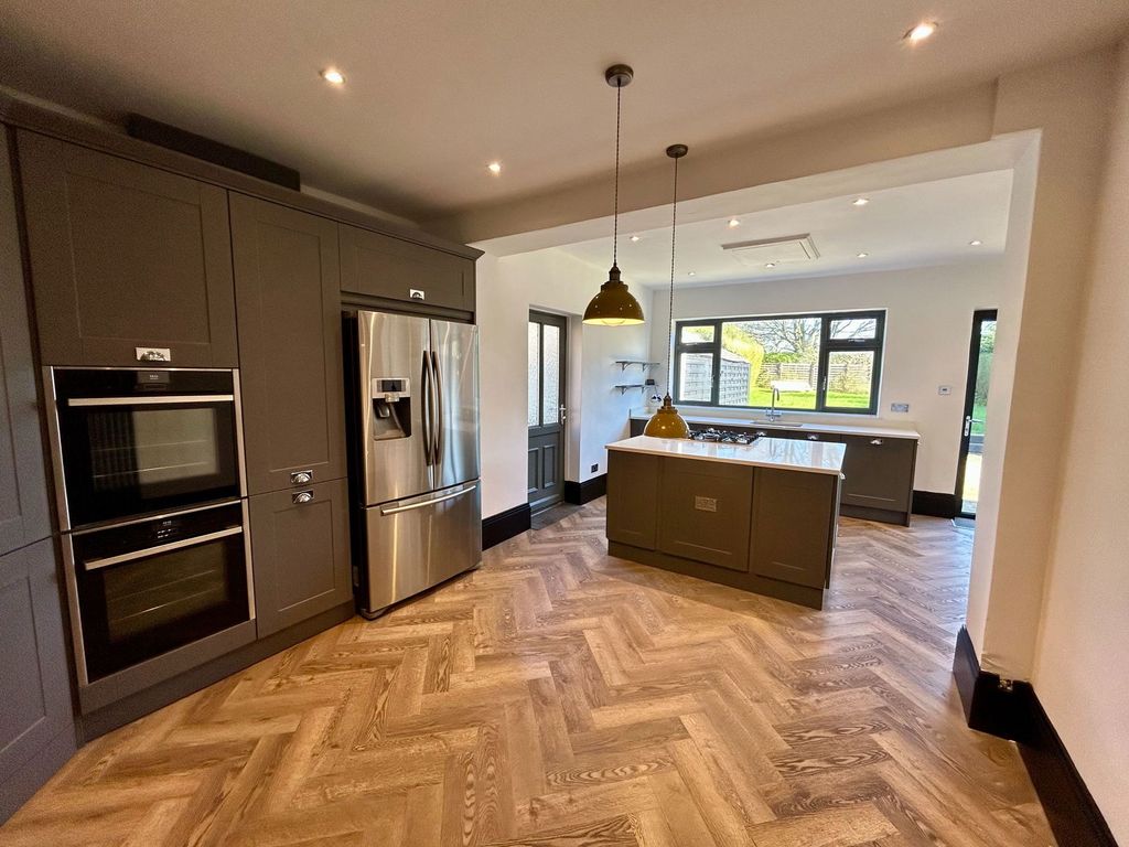 Property photo 2 of 27