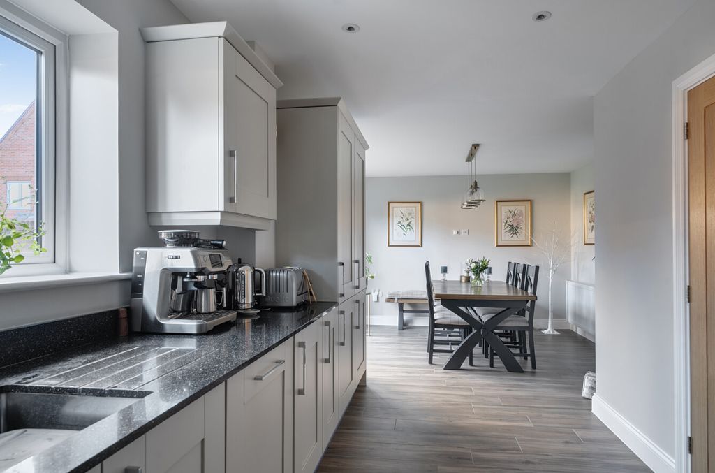 Property photo 2 of 14 1408862-16-698383...