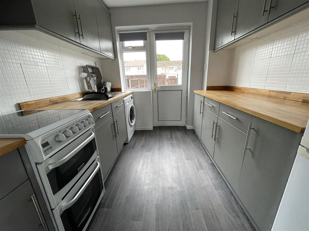 Property photo 2 of 10 Kitchen