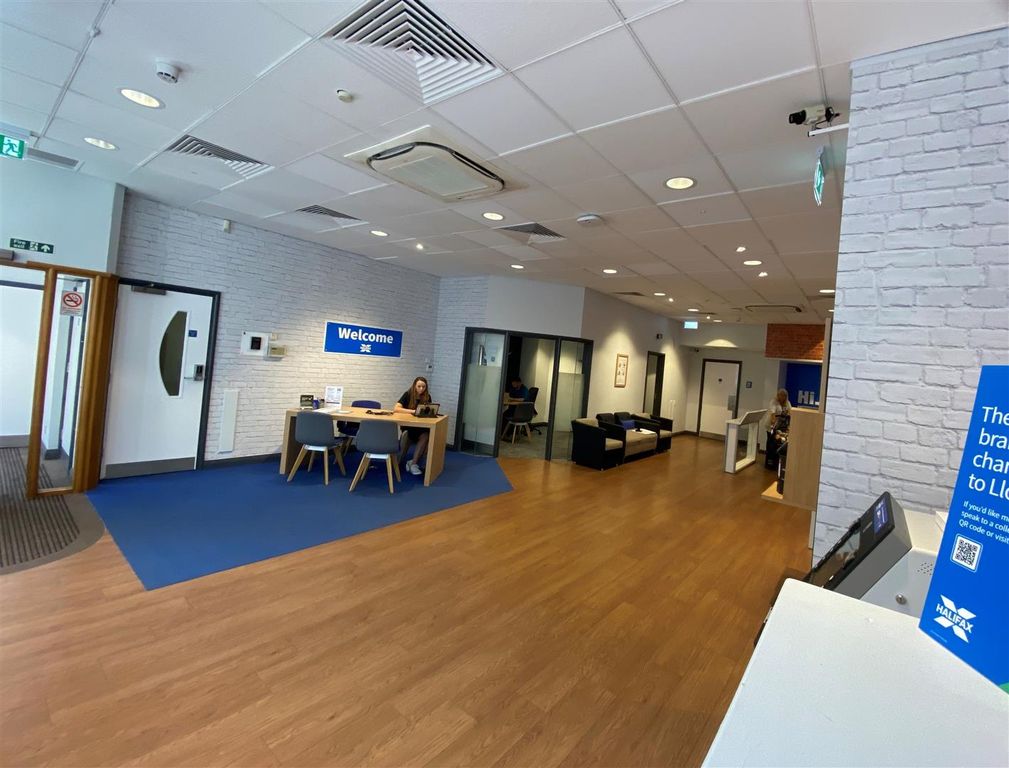 Property photo 3 of 10 Entrance Foyer.Jpg