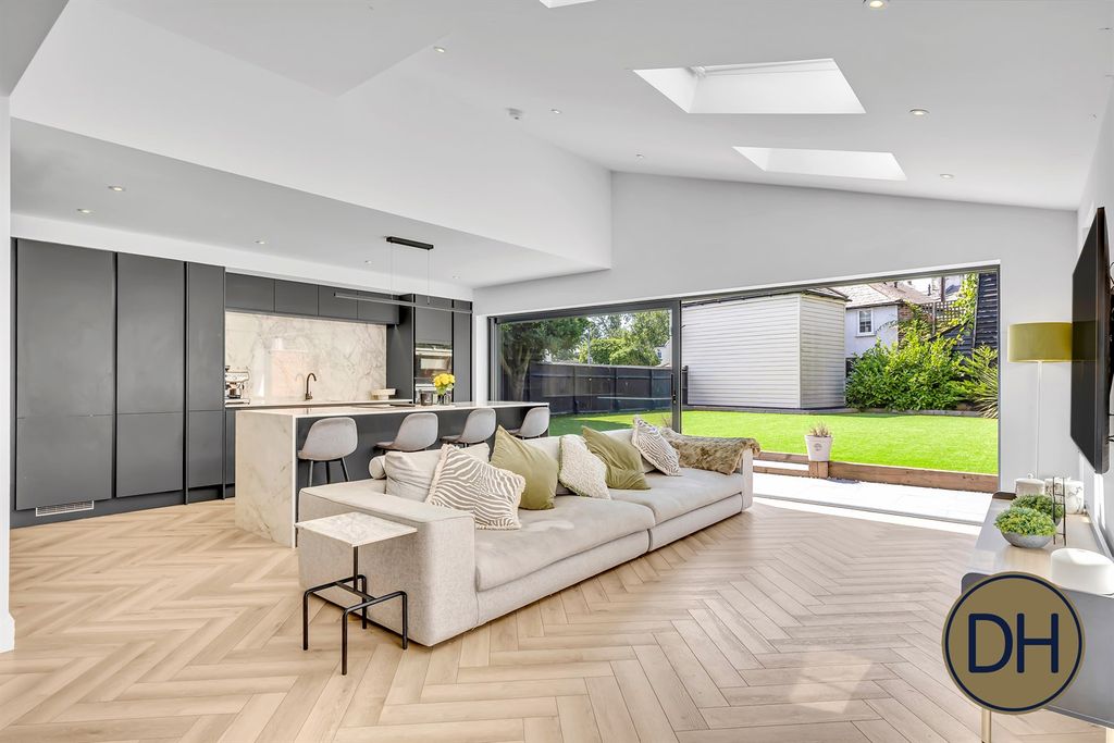 Property photo 2 of 26 Bushey Lea - Ongar