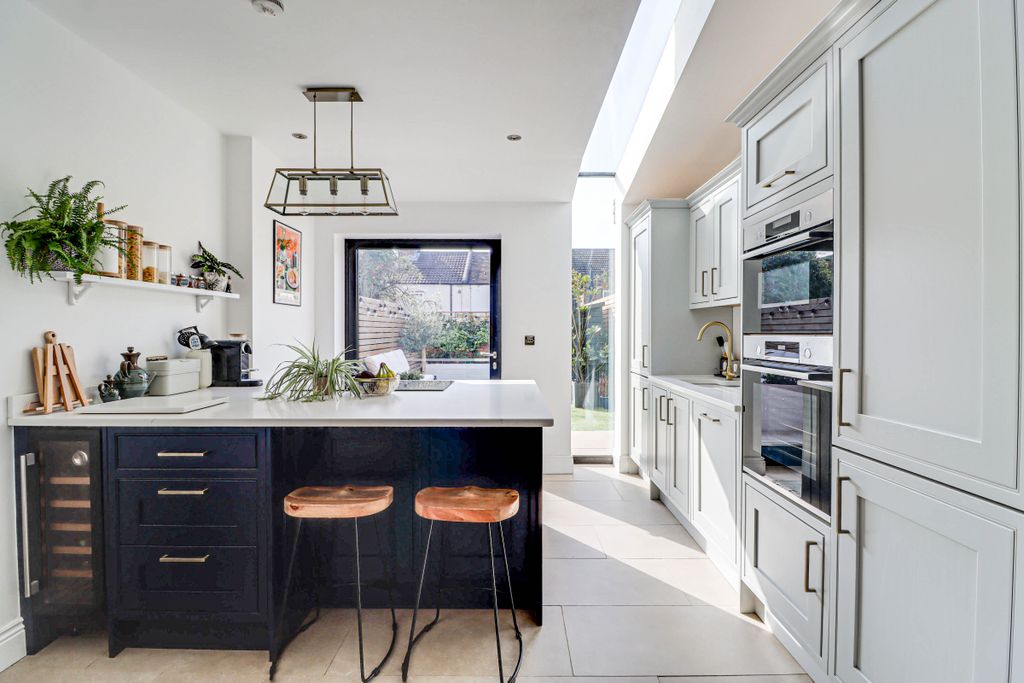 Property photo 3 of 19 Kitchen