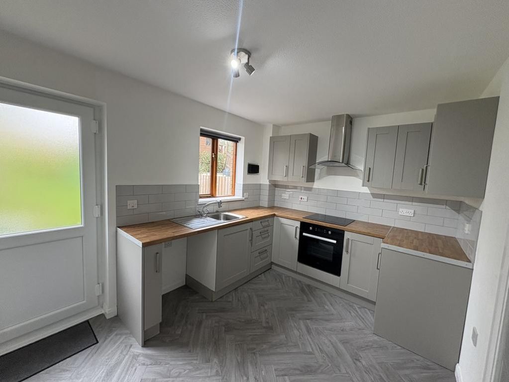 Property photo 3 of 7 Kitchen