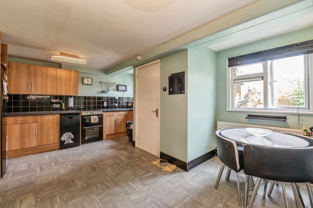 Property photo 2 of 15 23Littleburygreenlittleburygreenbasildonss131Pa-14