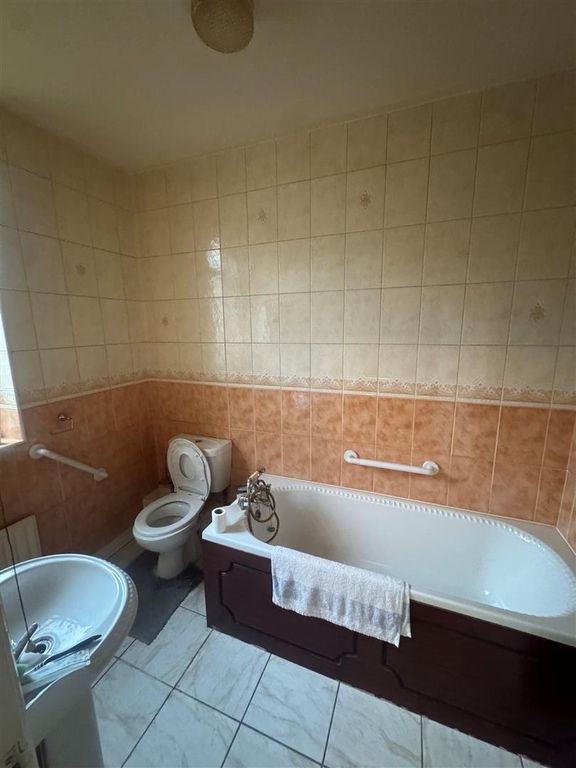 Property photo 3 of 7 Bathroom.Jpg