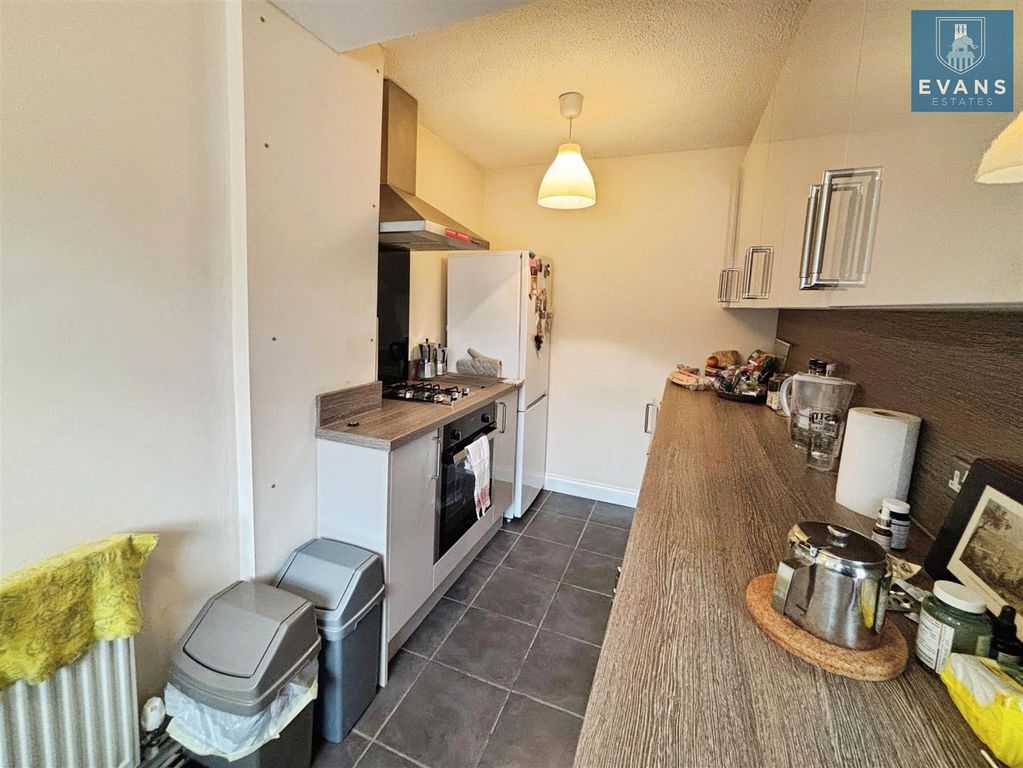 Property photo 3 of 10 Kitchen