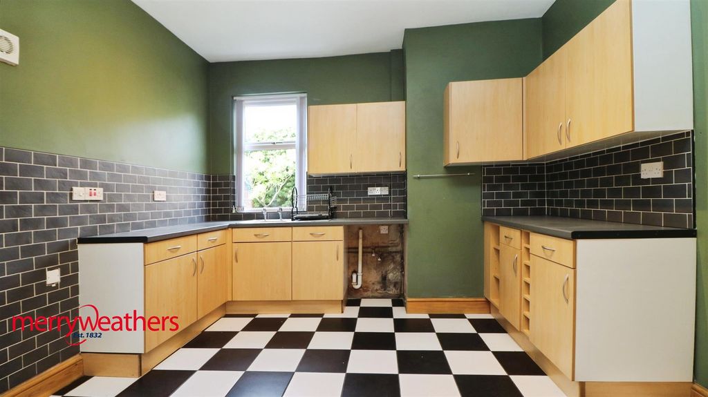 Property photo 2 of 7 Kitchen