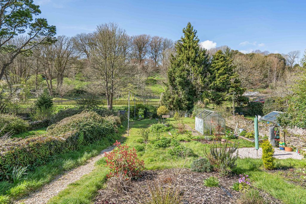 Property photo 3 of 25