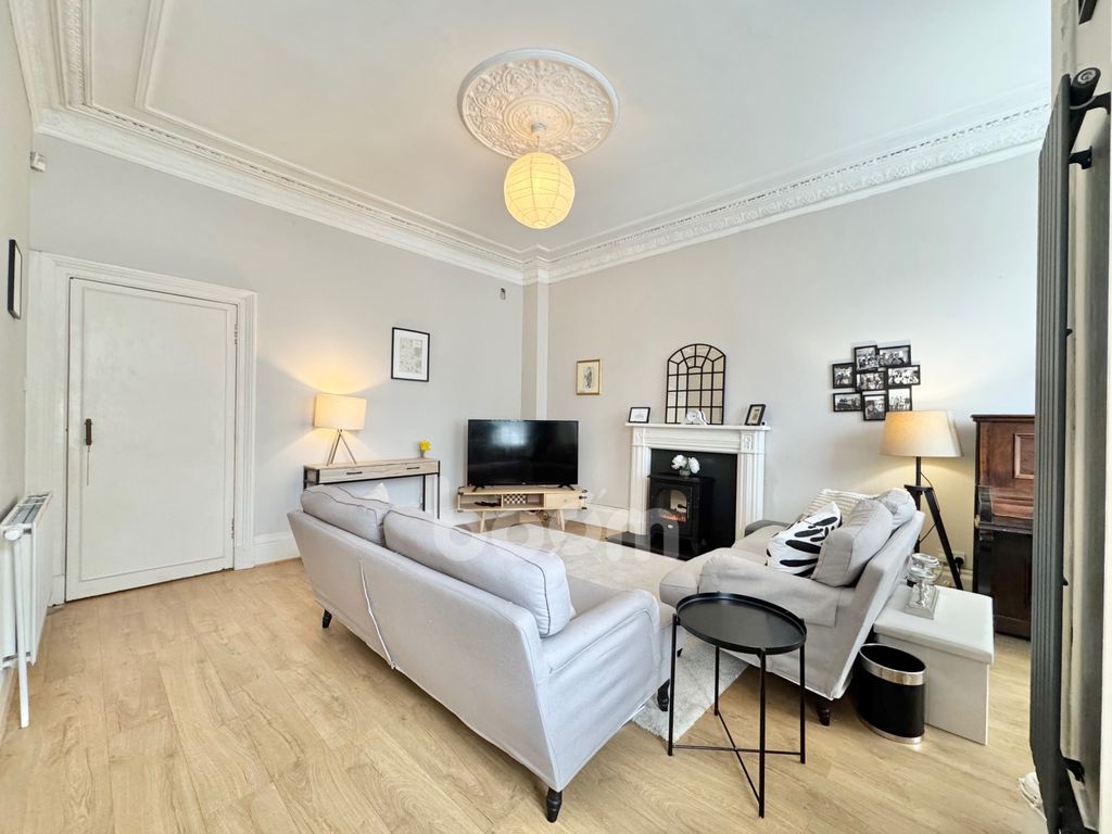 Property photo 2 of 21 Glasgow Road, Paisley Lounge