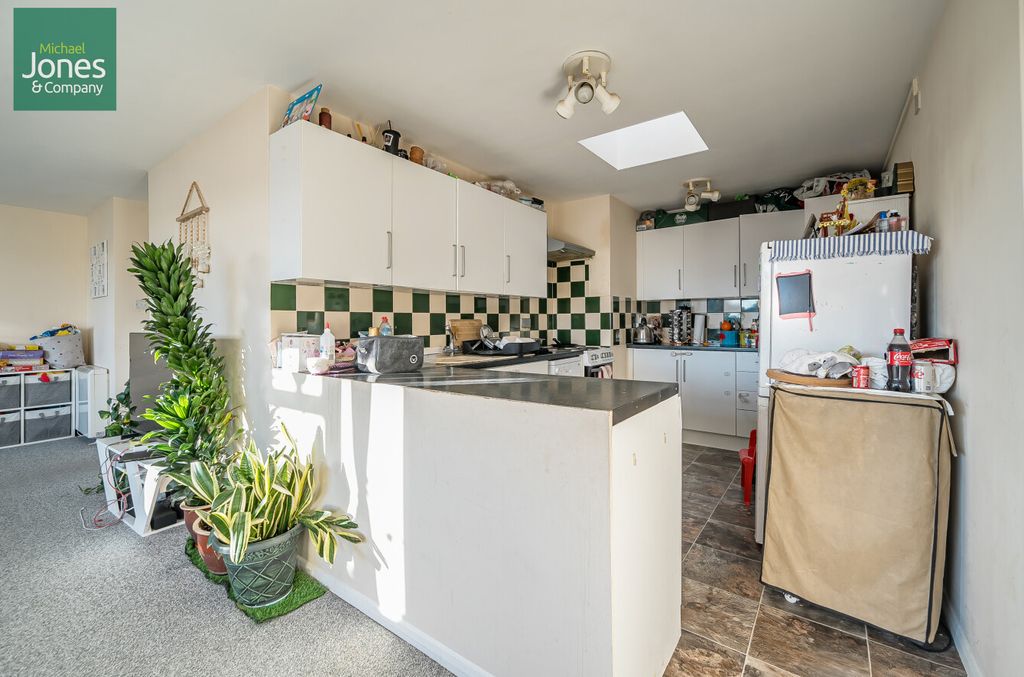 Property photo 3 of 10 Kitchen