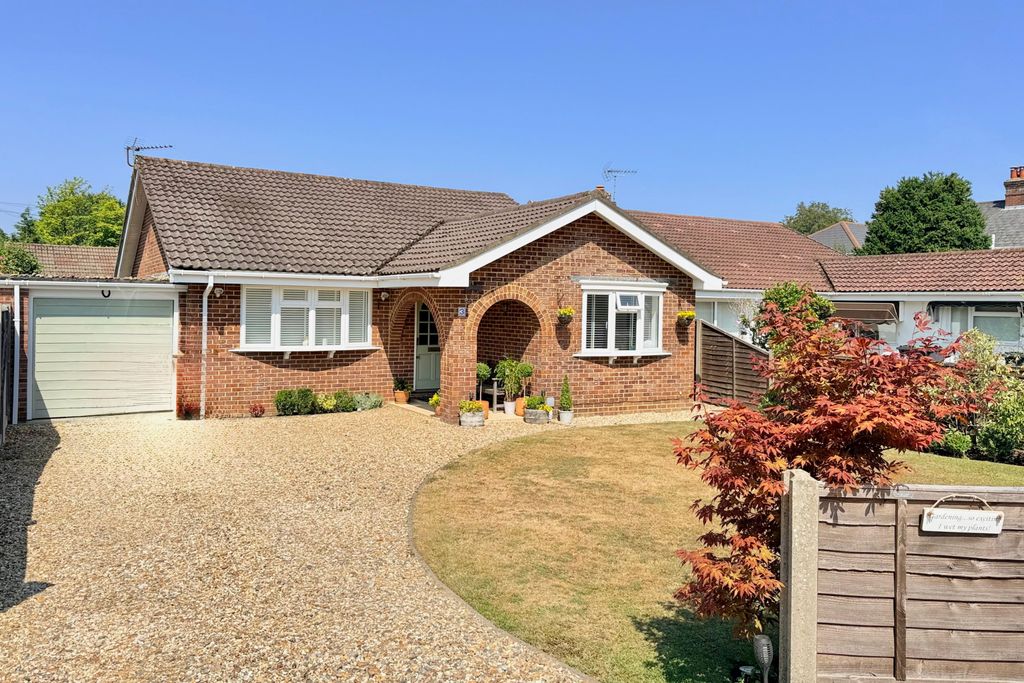 Property photo 1 of 24 3 Bed Detached Bungalow Shard Close