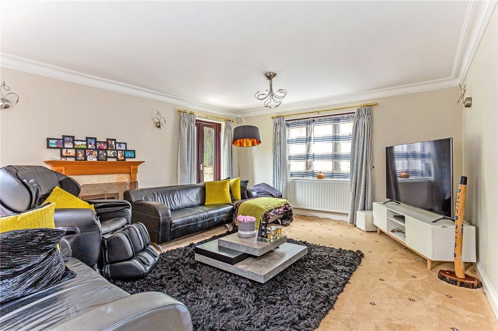 Property photo 2 of 10 Sitting Room