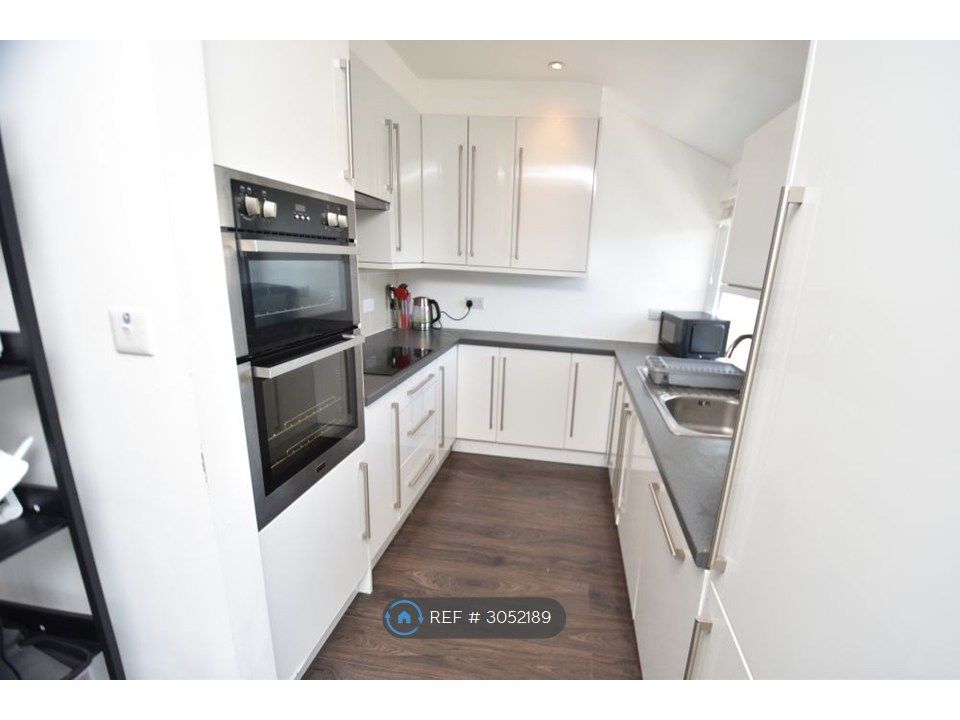 Property photo 3 of 12 Kitchen