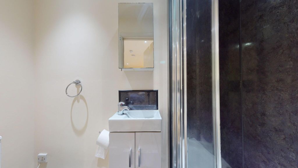 Property photo 3 of 10 Bathroom