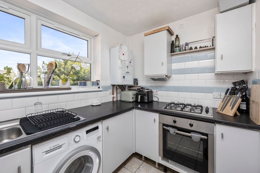 1 bed flat for saleManning Close, East Grinstead RH19 photo 3