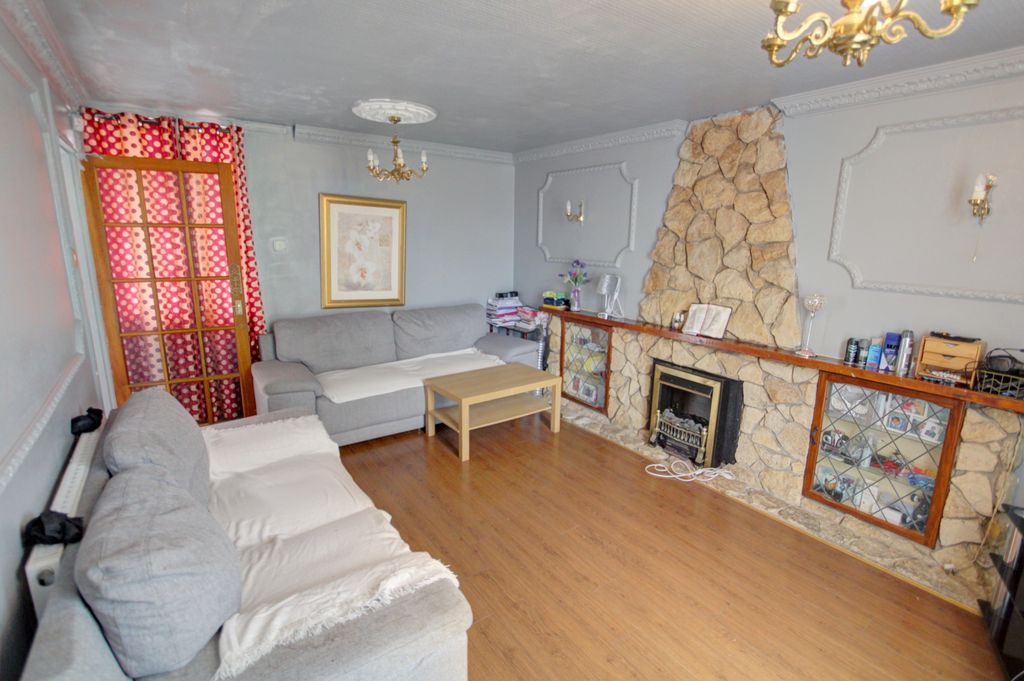 Property photo 3 of 16 Lounge B
