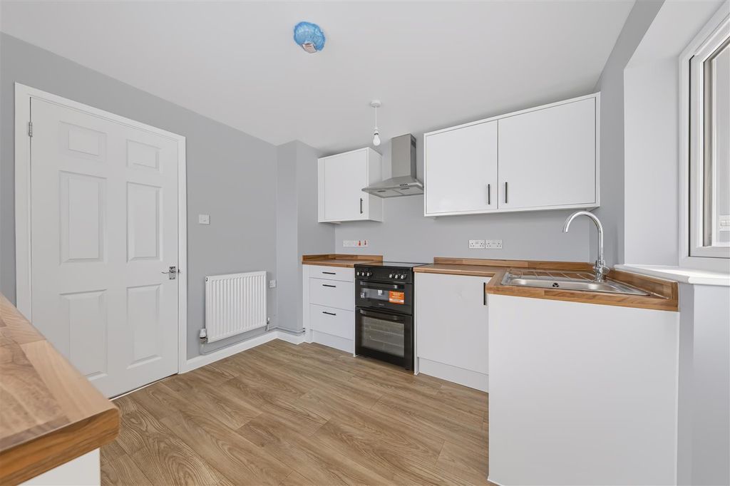 Property photo 3 of 11 Kitchen