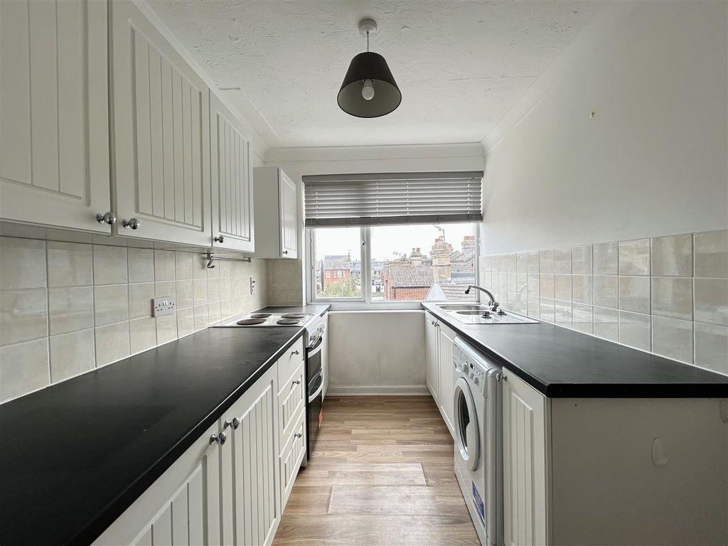 Property photo 2 of 6 Kitchen