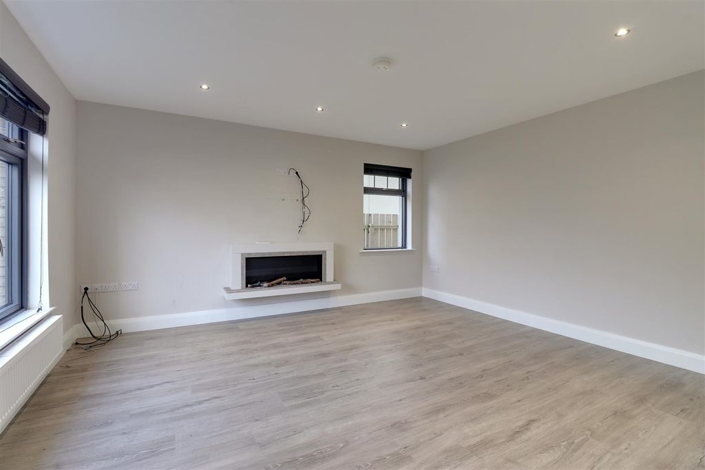 Property photo 3 of 20 Lounge