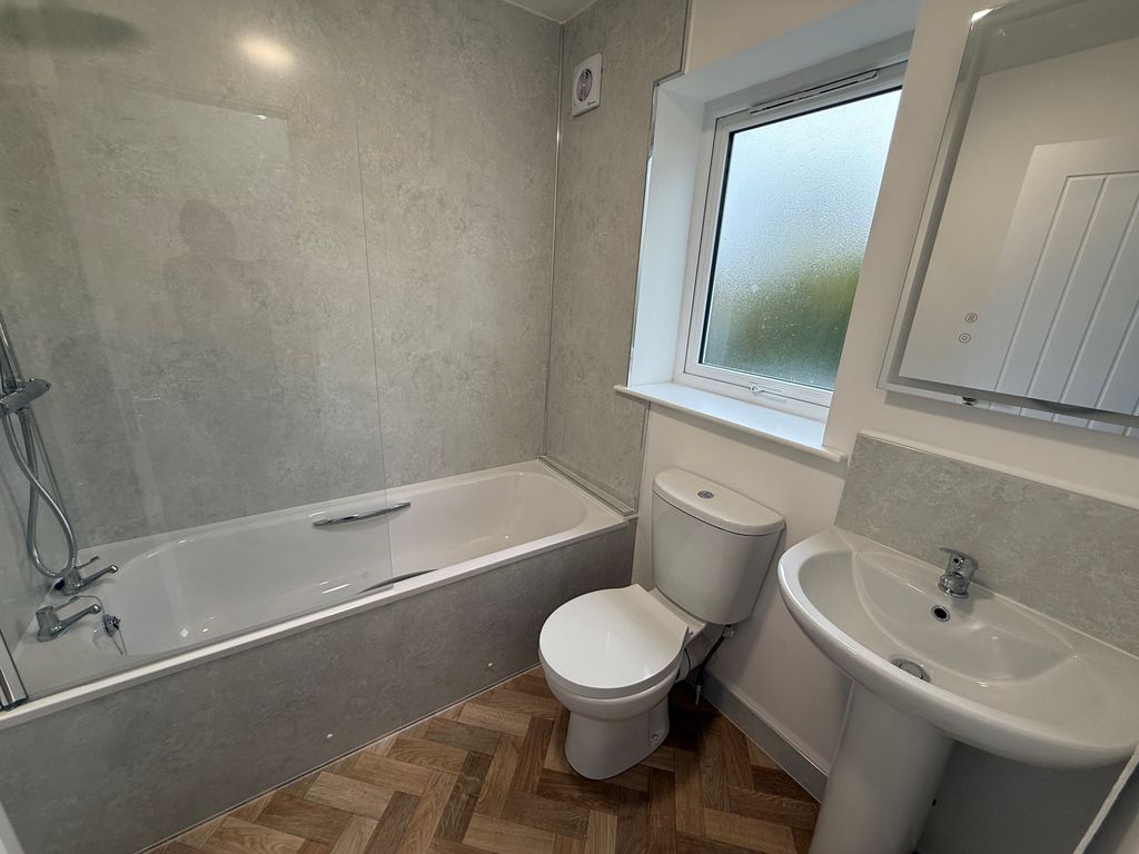 Property photo 3 of 9 Bathroom