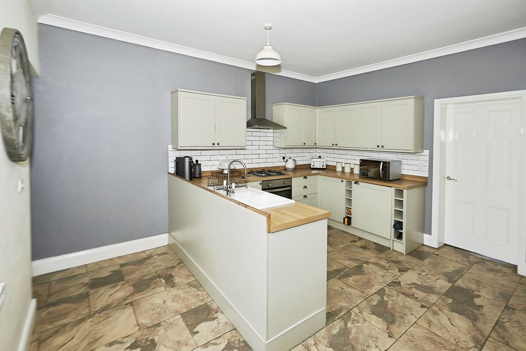 Property photo 3 of 8 Kitchen