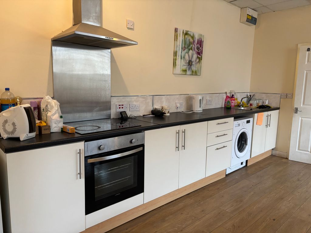 Property photo 2 of 6 Intg Hob &amp; Oven