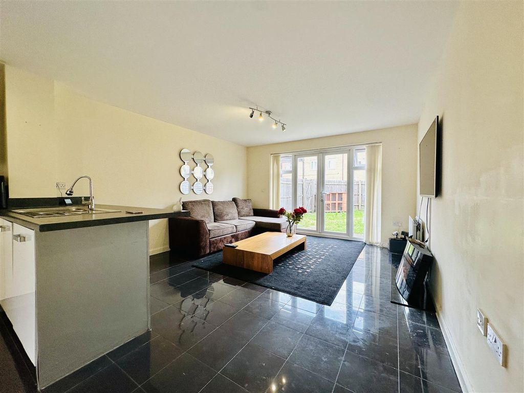 Property photo 3 of 15 Lounge &amp; Kitchen