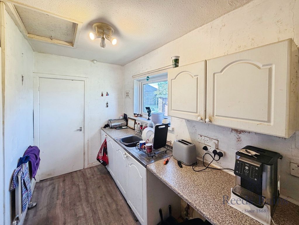 Property photo 3 of 10 Kitchen