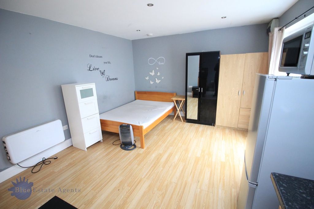 Property photo 1 of 6 Studio Flat